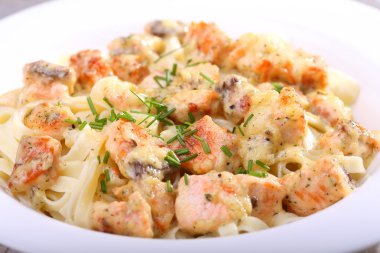 som balığı soslu makarna