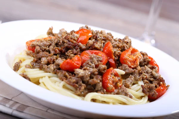 Спагетти с нарезанным мясом и помидорами — стоковое фото