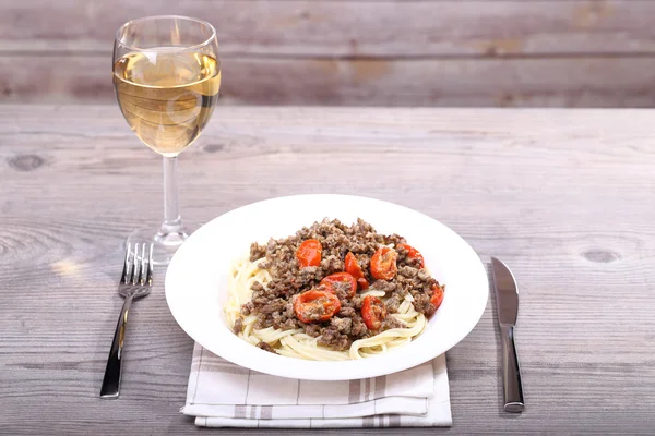 Vinho branco e espaguete com carne — Fotografia de Stock