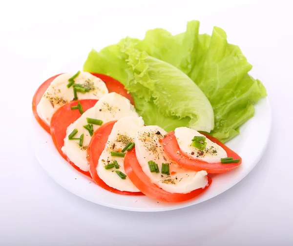 Tomate com mussarela e salada — Fotografia de Stock