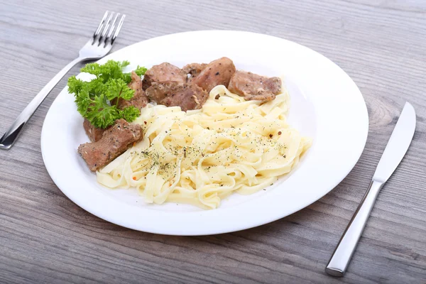 Spaghetti z wołowiny na stole — Zdjęcie stockowe