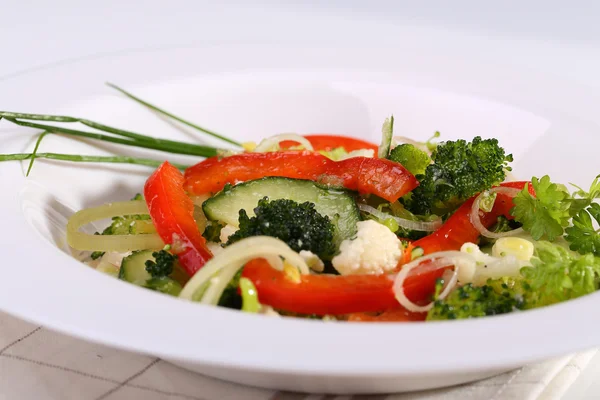 Ensalada de verduras en un plato — Foto de Stock
