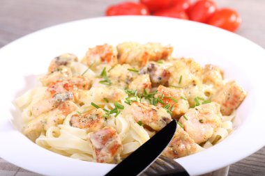 som balığı soslu makarna