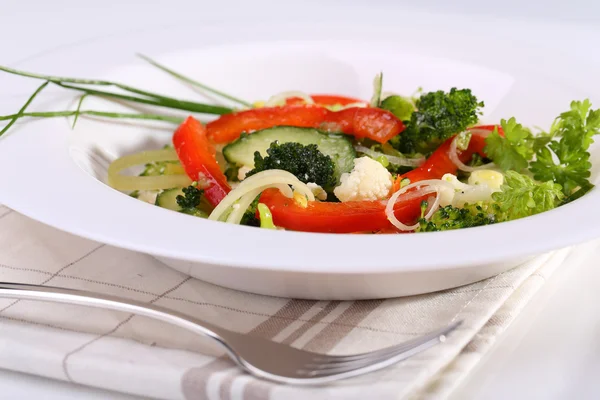 Ensalada de verduras en el plato — Foto de Stock