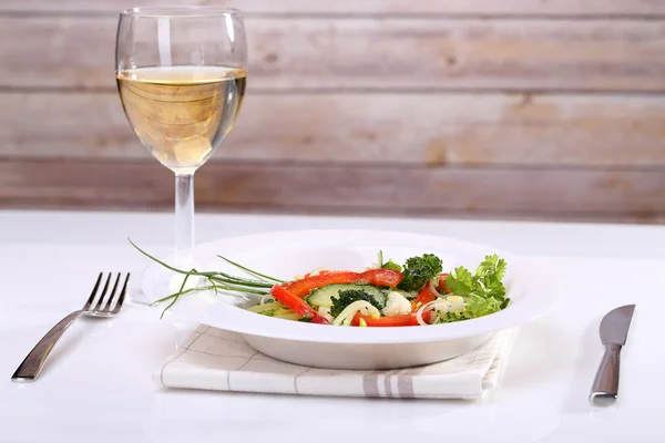 Овочевий салат і біле вино — стокове фото