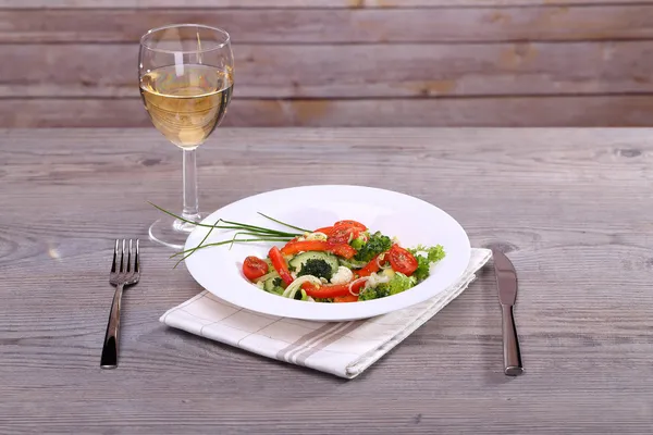 Овочевий салат і вино — стокове фото