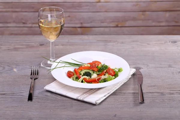 Grönsakssallad och vin — Stockfoto