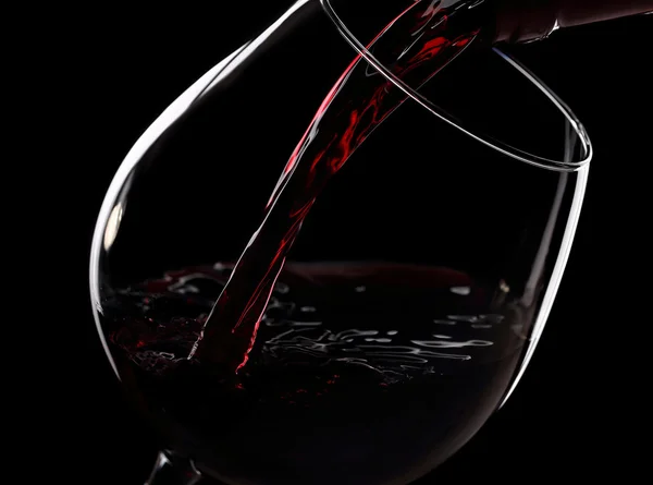 Versare il vino rosso — Foto Stock