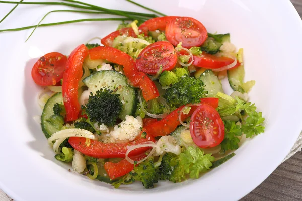 皿の中の野菜サラダ — ストック写真