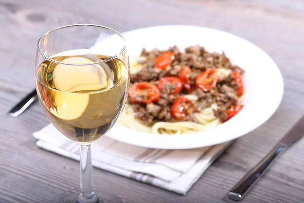 Vinho branco e espaguete com carne — Fotografia de Stock