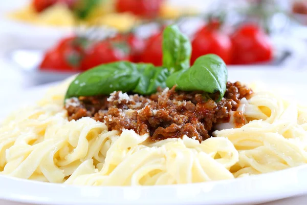 Fesleğen ve peynirli makarna bolognese — Stok fotoğraf