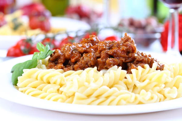 Fesleğen ve peynirli makarna bolognese — Stok fotoğraf