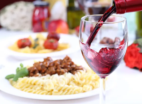 Despejar vinho tinto em um copo — Fotografia de Stock