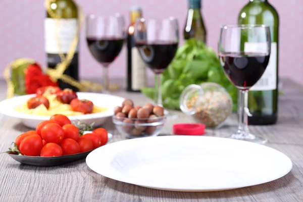 Placa vacía y fondo alimentario — Foto de Stock