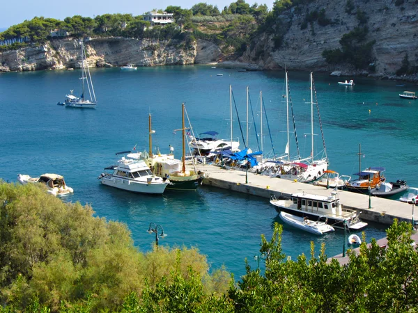 Patitiri port view, alonissos griechenland lizenzfreie Stockbilder