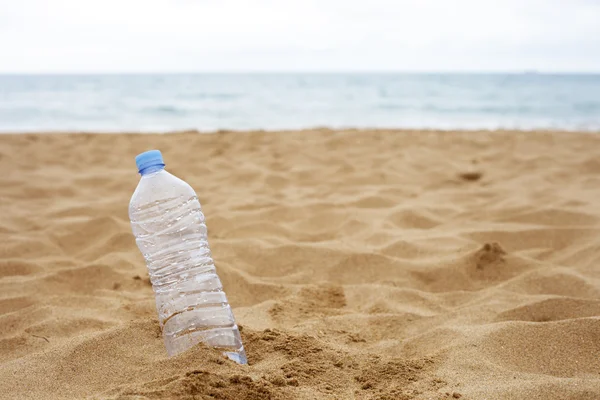 Botella abandonada en la playa —  Fotos de Stock