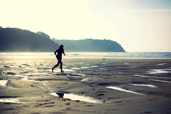 Menina correndo na praia — Fotografia de Stock