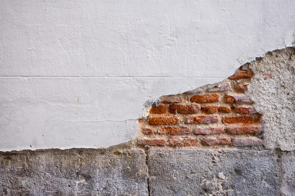 Pared de ladrillo agrietado — Foto de Stock