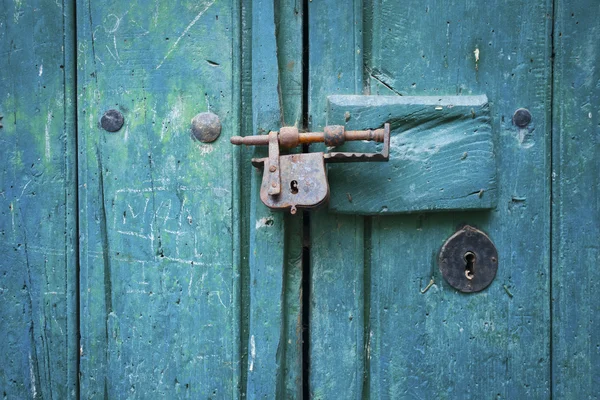 Schließung der alten Holztür — Stockfoto