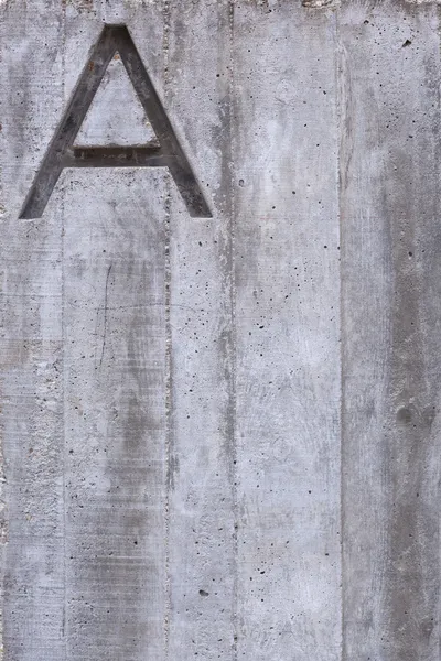 Brev en vertikal på betong — Stockfoto