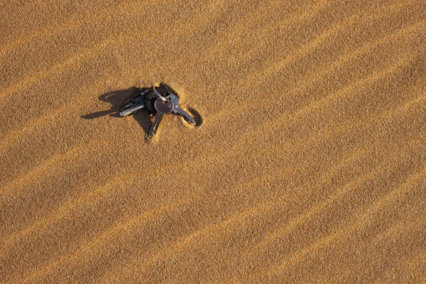 Chaves perdidas na areia — Fotografia de Stock