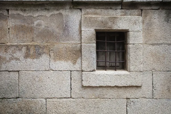 Fenster in Steinmauer — Stockfoto