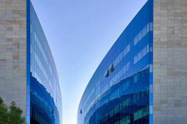 Modern blauw glazen gebouw — Stockfoto