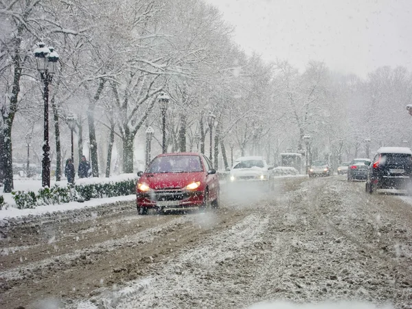 Traffico in tempesta di neve — Foto Stock