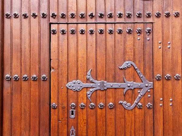 Дверь готической церкви — стоковое фото