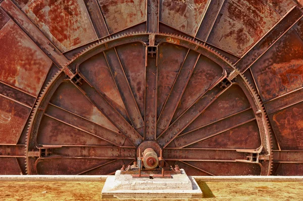 Старое колесо промышленного оборудования — стоковое фото