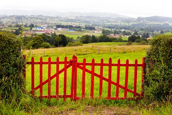 赤い木製の門 — ストック写真