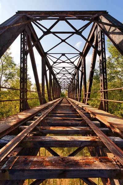 Staré opuštěné železniční most — Stock fotografie