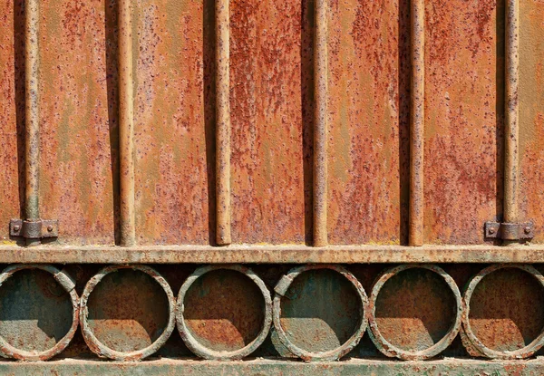 Rostig dörr av metall — Stockfoto