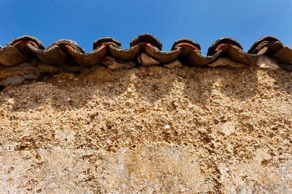 Parede velha com telhas — Fotografia de Stock