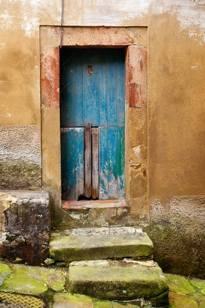 Opuszczone drzwi — Zdjęcie stockowe