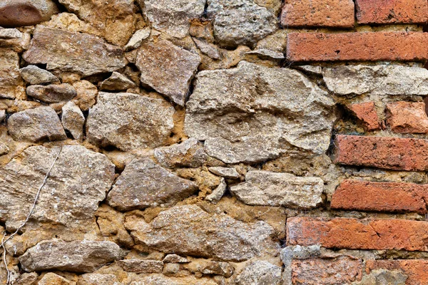 Vecchio muro di pietra e mattoni — Foto Stock