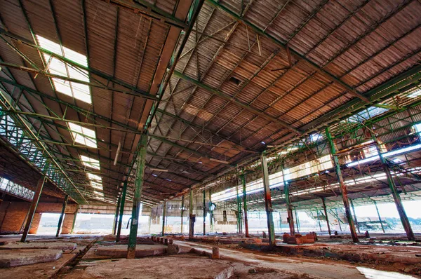 kanserojen atık ile terk edilmiş fabrika