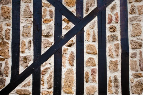Mauer aus Stein und Holz — Stockfoto