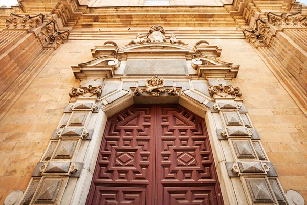 Güzel eski kilise kapısına — Stok fotoğraf