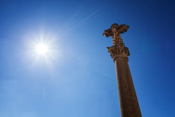 Christelijke kruis met zonlicht balken — Stockfoto