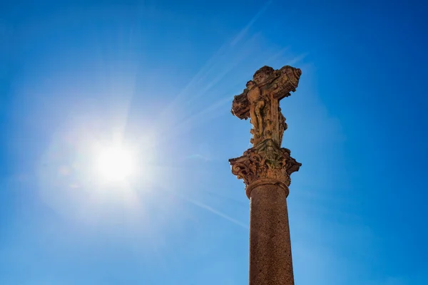 Oude kruisbeeld met zonnestralen — Stockfoto
