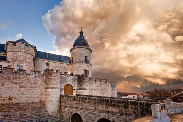 Sturm über die Burg Stockfoto