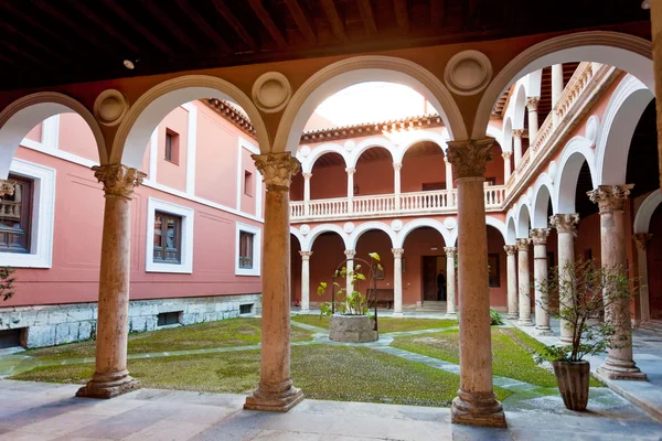 Antiguo claustro histórico — Foto de Stock