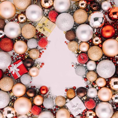 Kırmızı, altın ve ince süs eşyalarından yapılmış Noel ağacı şekilli çerçeve. Fotokopi makineli zengin, renkli bir Noel kartı.