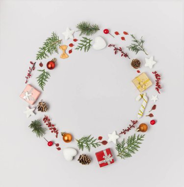 Yuvarlak doğal çerçeve ya da Noel süsleri, yeşiller ve çam kozalaklarından yapılmış çelenk. Kopya alanı ile en az yeni yıl konsepti. Düz yatıyordu. 