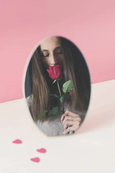 Reflexão Espelho Uma Mulher Segurando Cheirando Rosa Vermelha Dia Dos — Fotografia de Stock