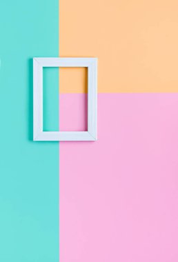 Soyut pastel düz zemin, yumuşak renkler ve beyaz ahşap çerçeve ile yatıyordu. Geometrik bileşim, boşluğu kopyala. 