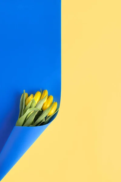 Bandeira Ucraniana Vertical Decorada Com Tulipas Amarelas Apoio País Oração — Fotografia de Stock