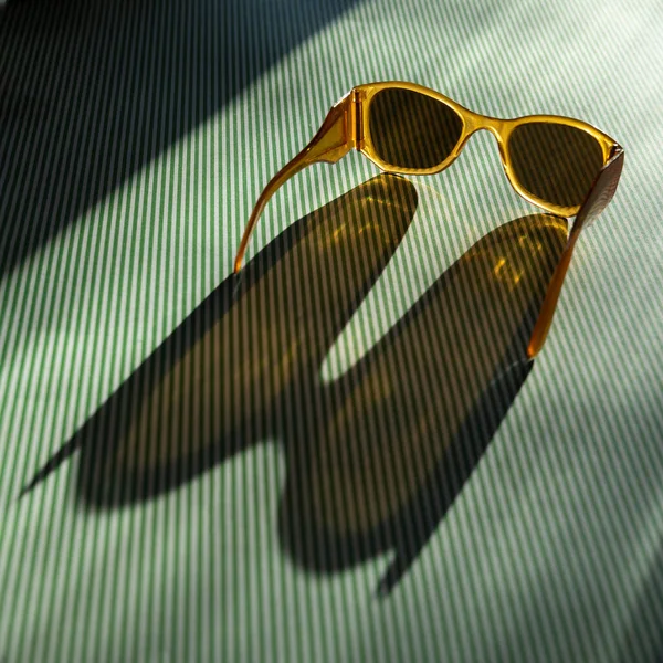 Světlo Procházející Retro Slunečními Brýlemi Stole Vytváří Dlouhý Průhledný Stín — Stock fotografie