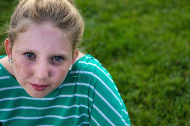 çimenli alan ergen genç kız.